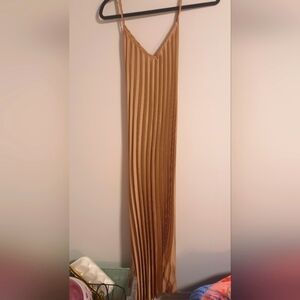 Maxi pleated gold skirt